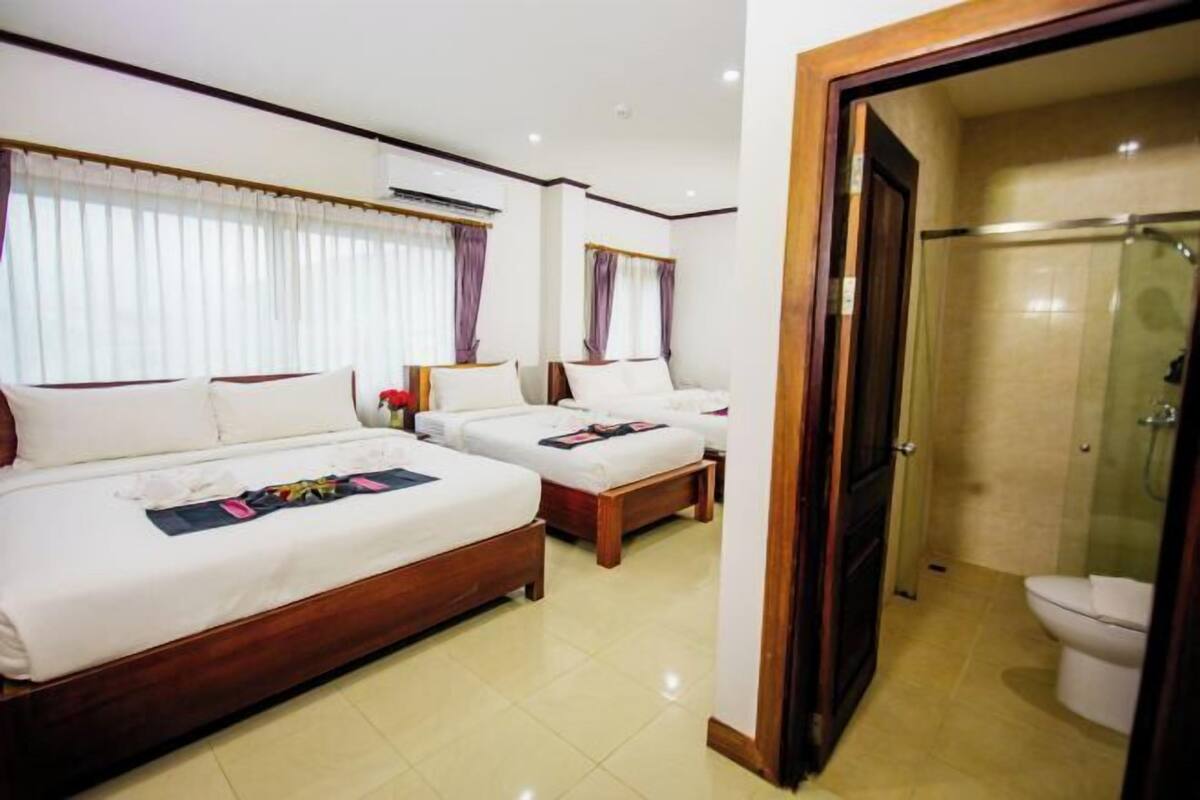Minibar, desk, free WiFi, bed sheets