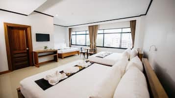 Deluxe Triple Room | Minibar, desk, free WiFi, bed sheets