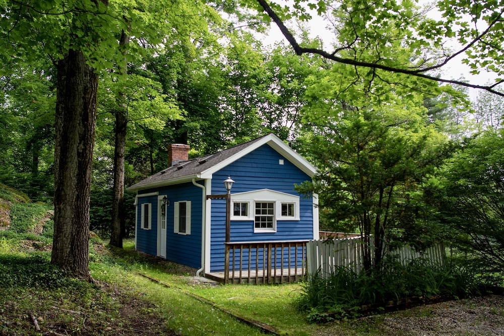 The Blue Jay - a New England Cottage