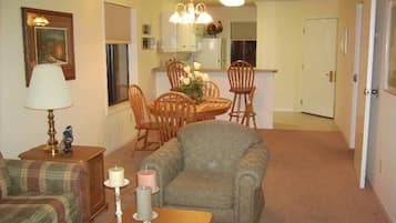 Televisión, chimenea y estéreo