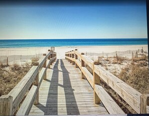 En la playa y toallas de playa 