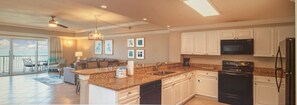 Geladeira, micro-ondas, fogão, cooktop