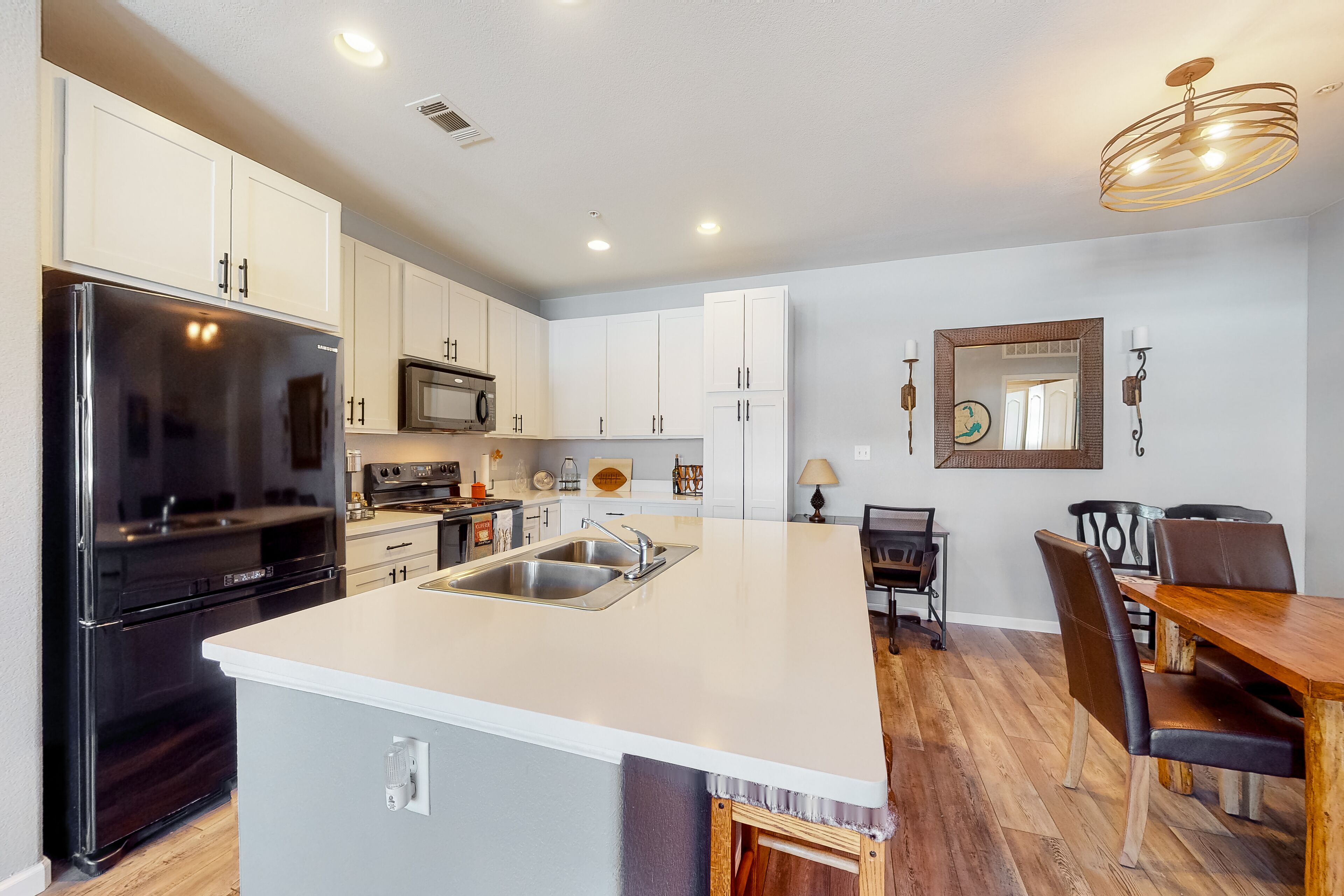 Dog-friendly, ground-floor condo with fireplace, pool, hot tub, gym & clubhouse