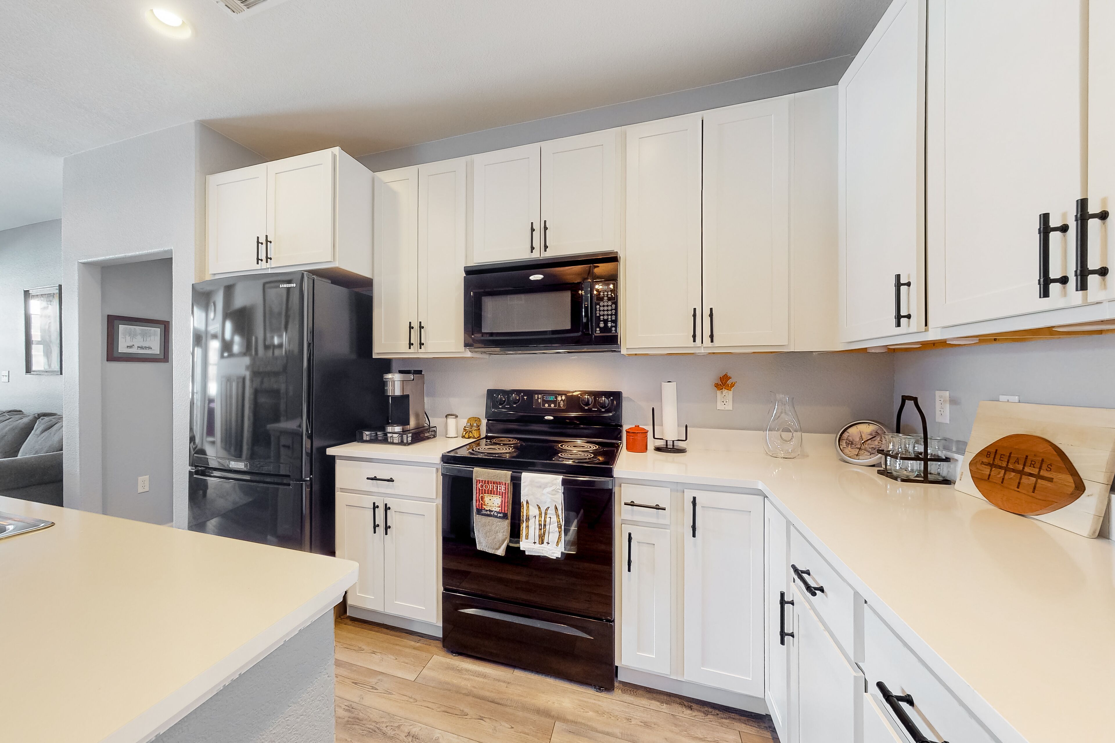 Dog-friendly, ground-floor condo with fireplace, pool, hot tub, gym & clubhouse