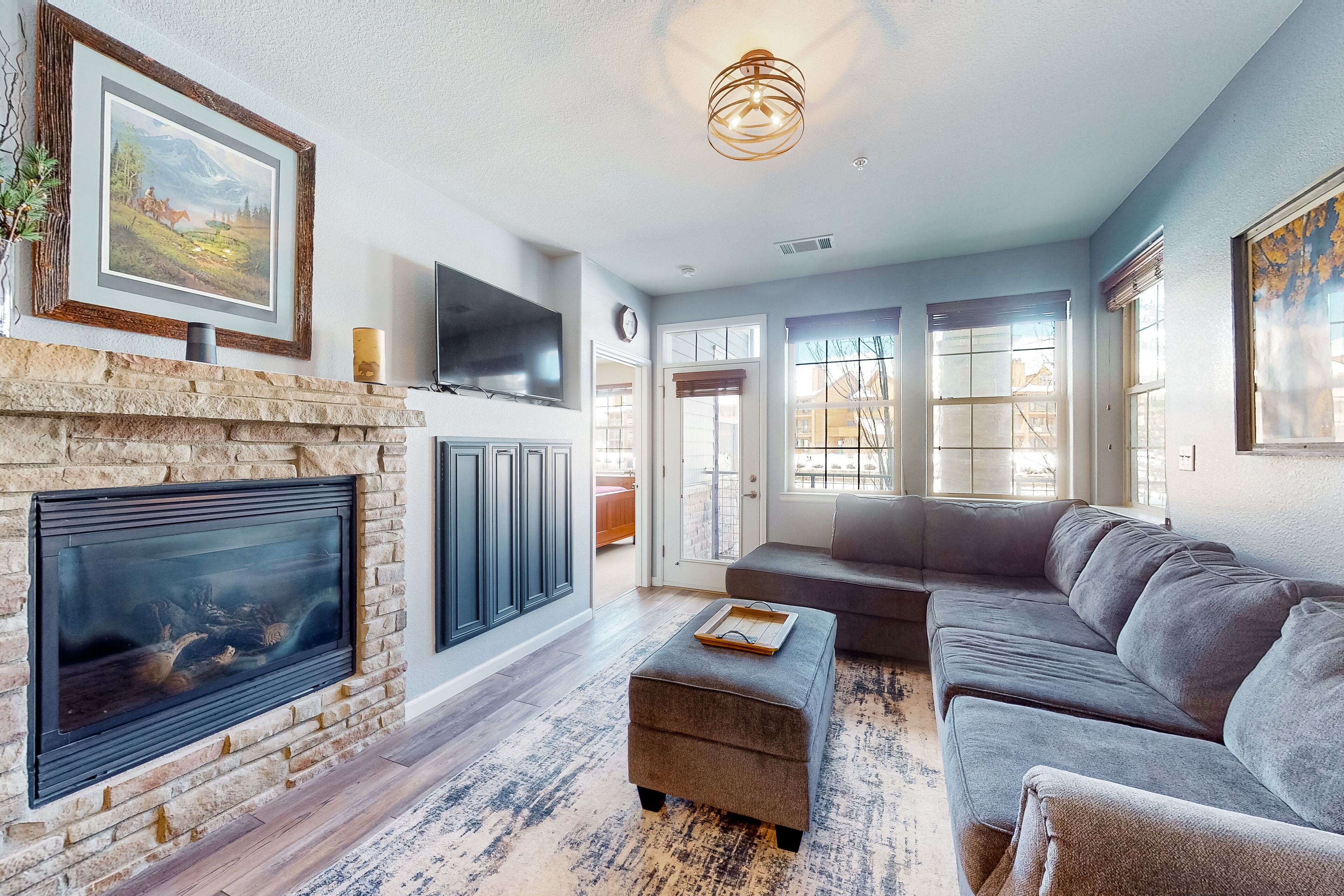 Dog-friendly, ground-floor condo with fireplace, pool, hot tub, gym & clubhouse