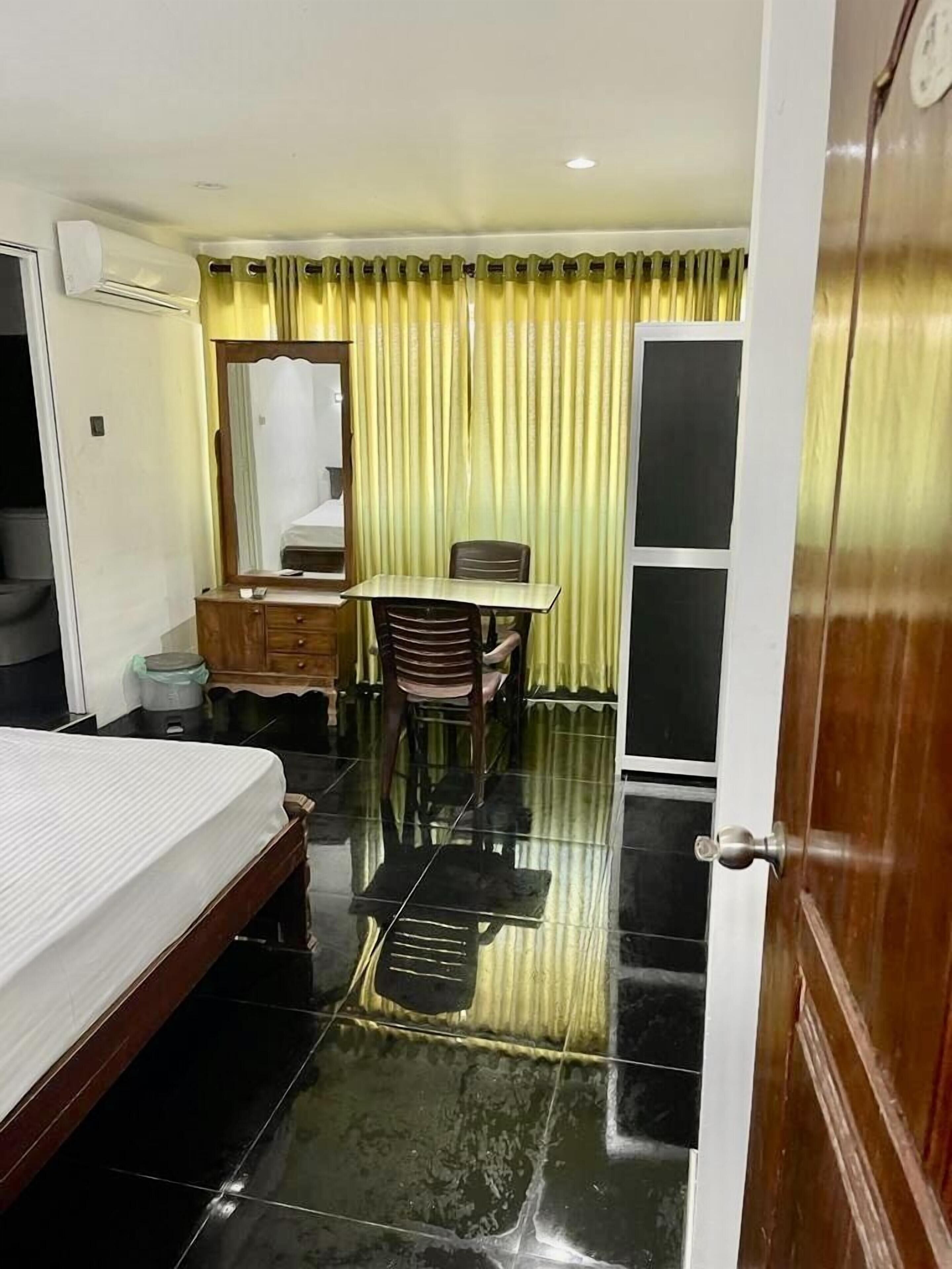 Escritorio, cortinas opacas, tabla de planchar con plancha y wifi gratis