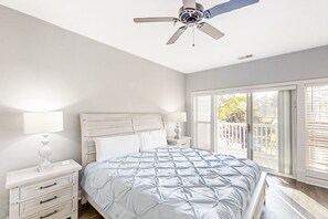 2 bedrooms, iron/ironing board, internet, bed sheets - Fairway-view condo with on-site golf, pool, private balcony, AC, & W/D (Myrtle Beach)