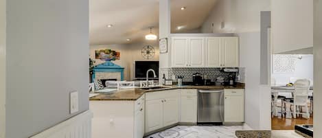 ثلاجة، ميكروويف، فرن، موقد طهي مسطح