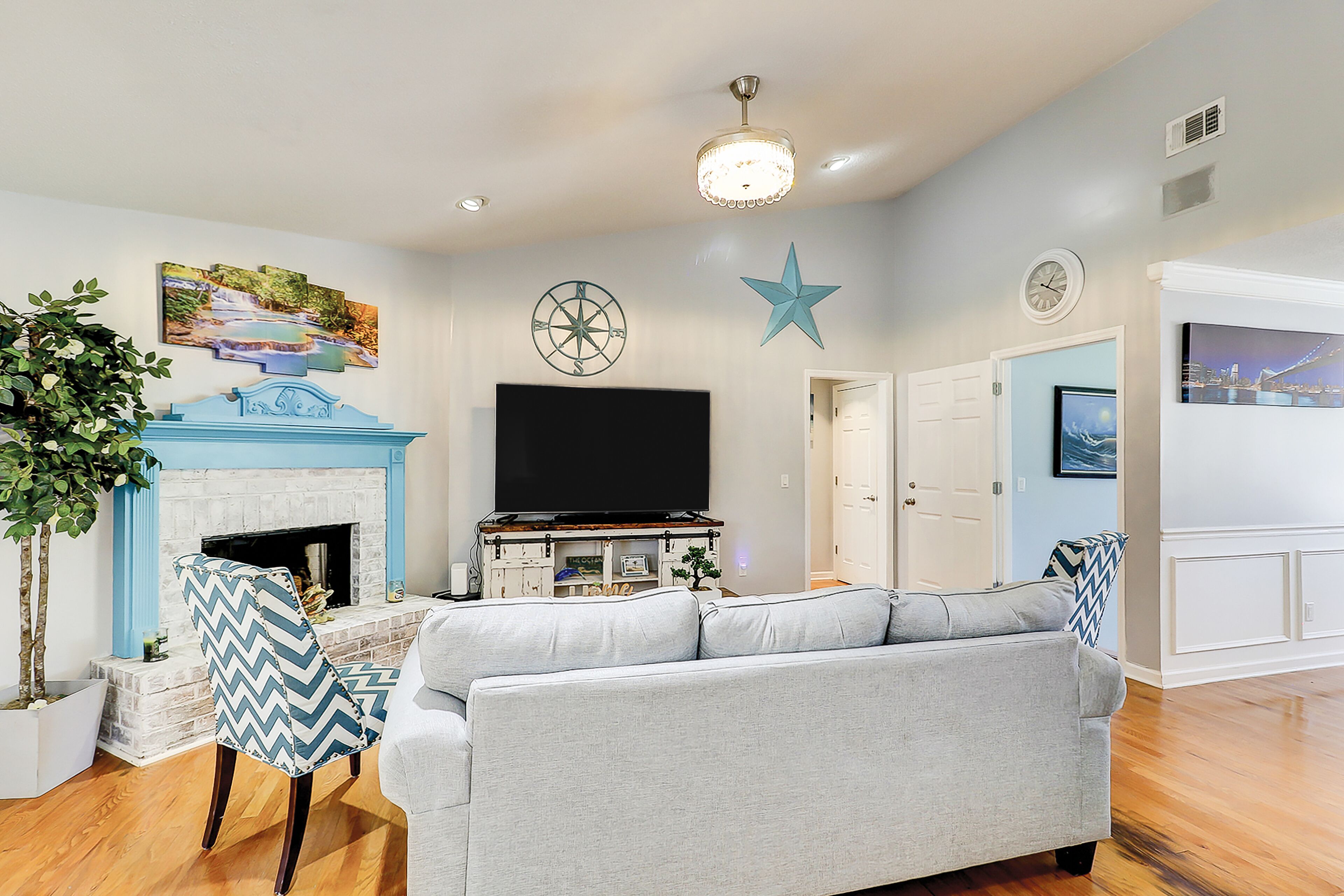 Lovely waterfront apartment with dock access, washer/dryer - dog-friendly