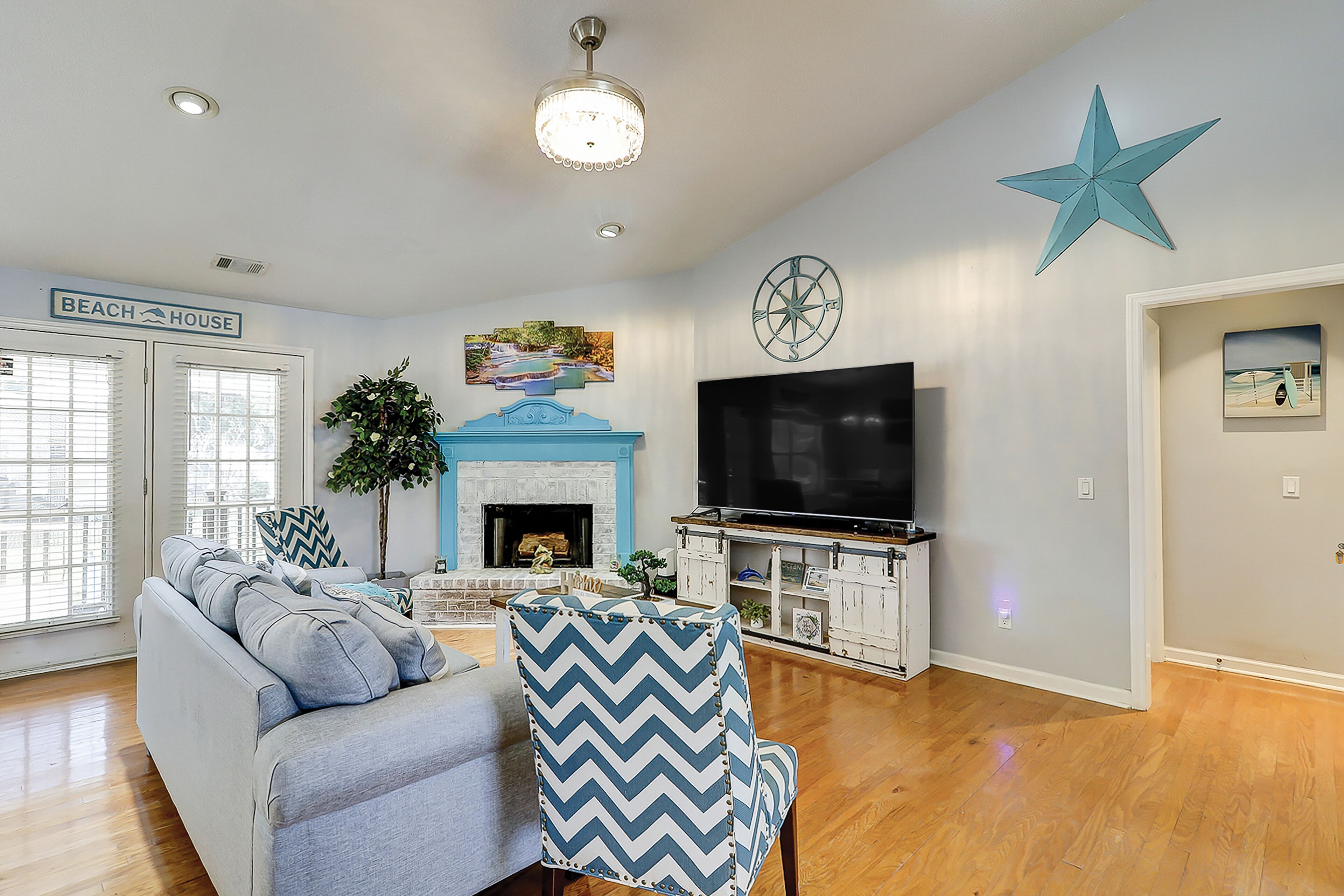 Lovely waterfront apartment with dock access, washer/dryer - dog-friendly