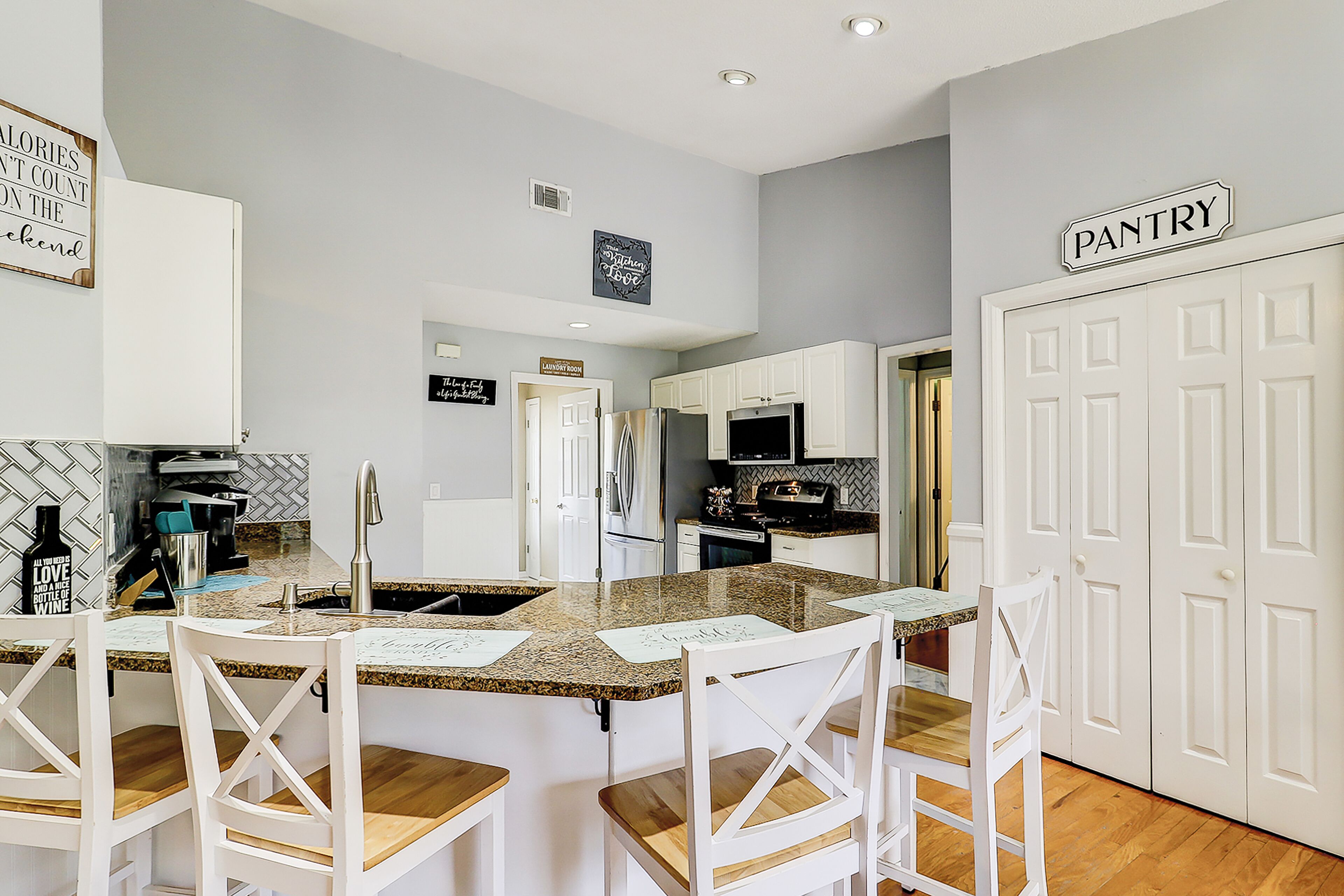 Kjøleskap, mikrobølgeovn, ovn og kokeplater