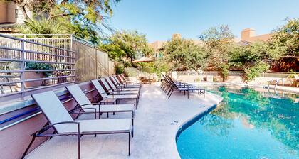 Beautiful condo with stunning views, pool, hot tub, balcony, W/D, AC