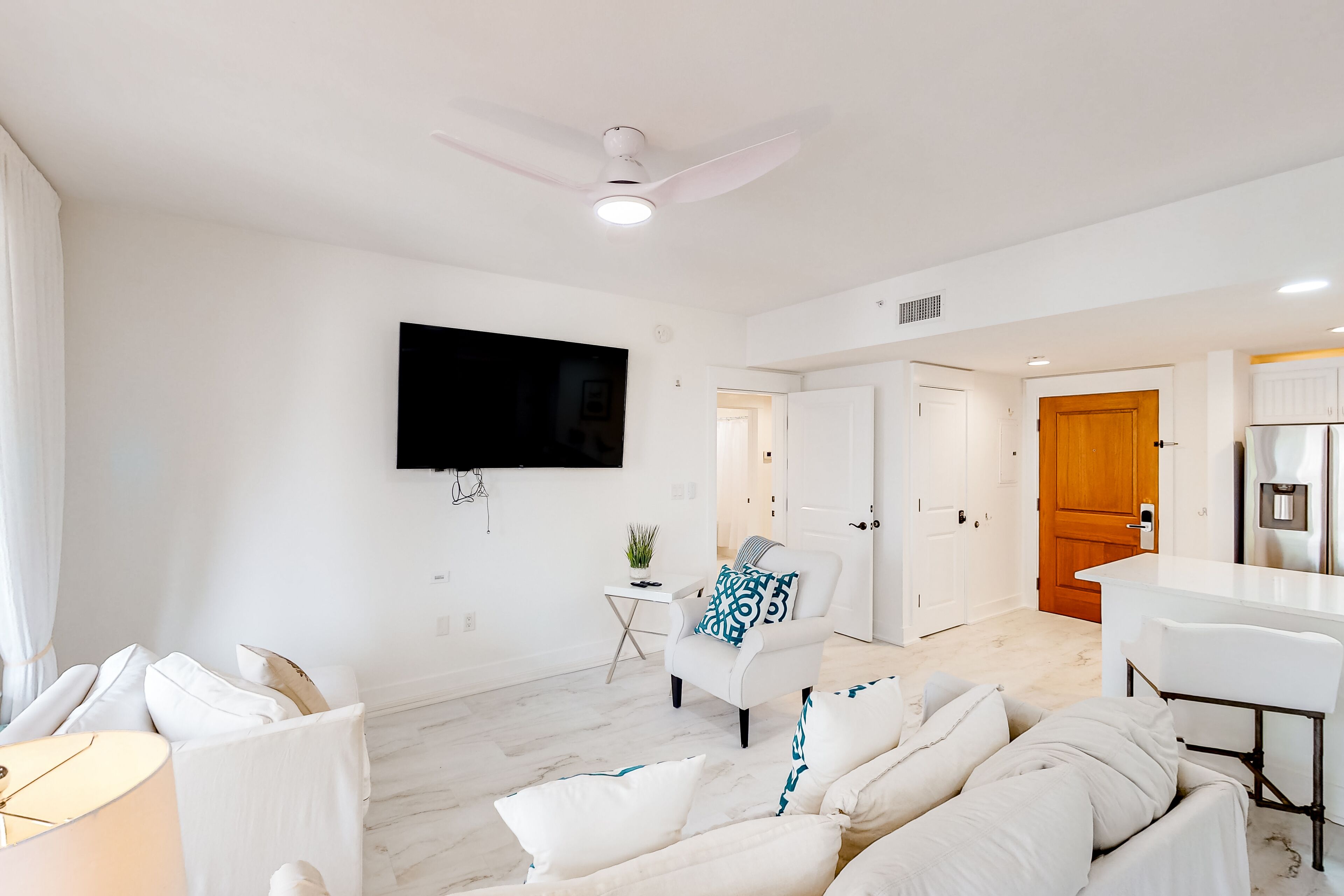 Designer hideaway with outdoor pool, hot tub & gym - walk to dining/shops