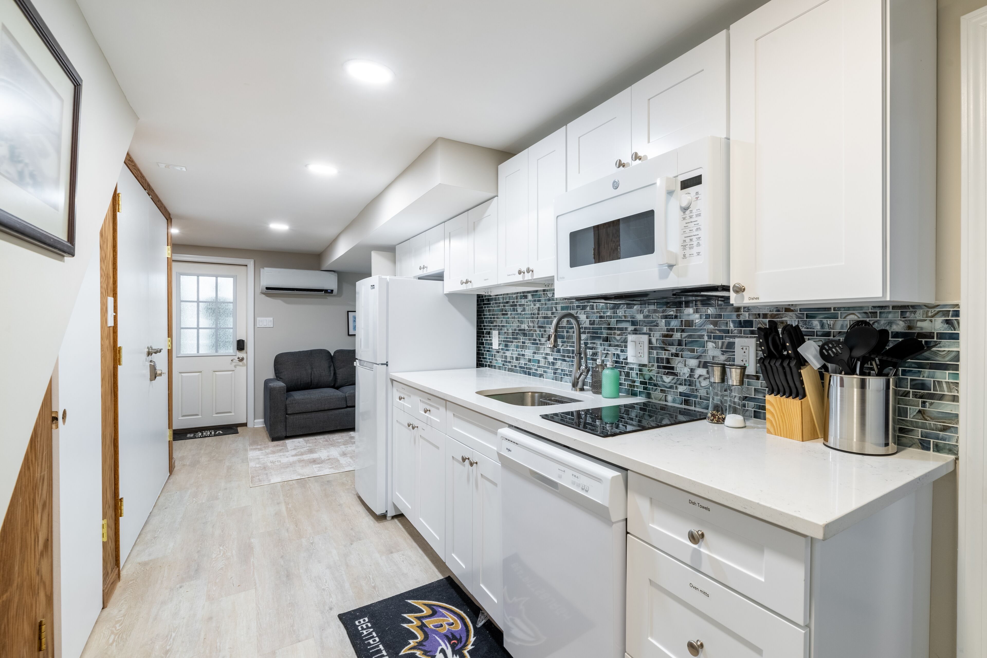 Summer Sale! Full Kitchen & King bed! D.C. Cleveland Park Suite