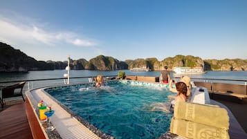 Alberca al aire libre y camastros