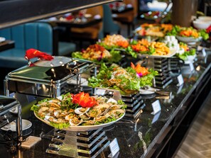 Free daily buffet breakfast - La Casta Cruise (Ha Long)