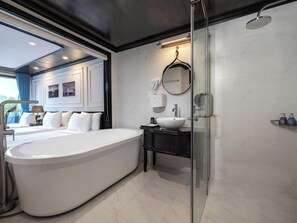 Family Cabin, Bathtub, Ocean View | Bilik Mandi | Tab mandi dan pancuran berasingan, tab mandi berpancutan 