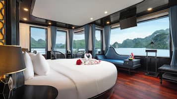 Honeymoon Cabin | Minibar, in-room safe, desk, laptop workspace