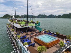Outdoor pool, sun loungers - La Casta Cruise (Ha Long)