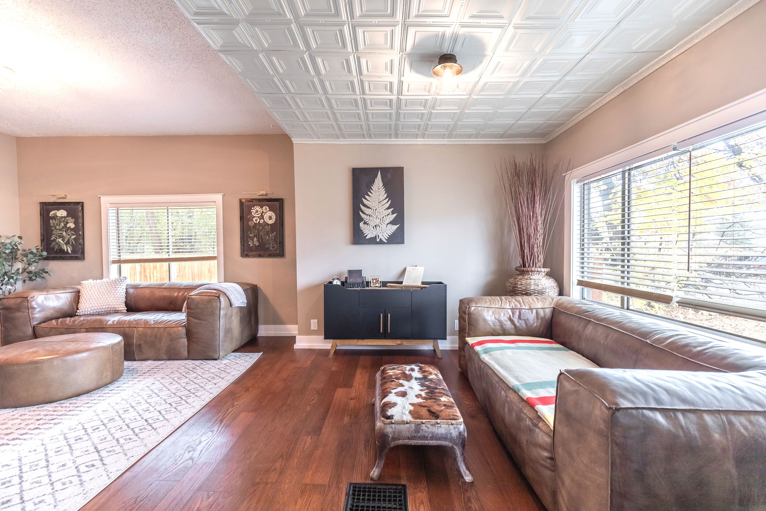 The White House on Niagara - Only 1 block from downtown with an orchard view!