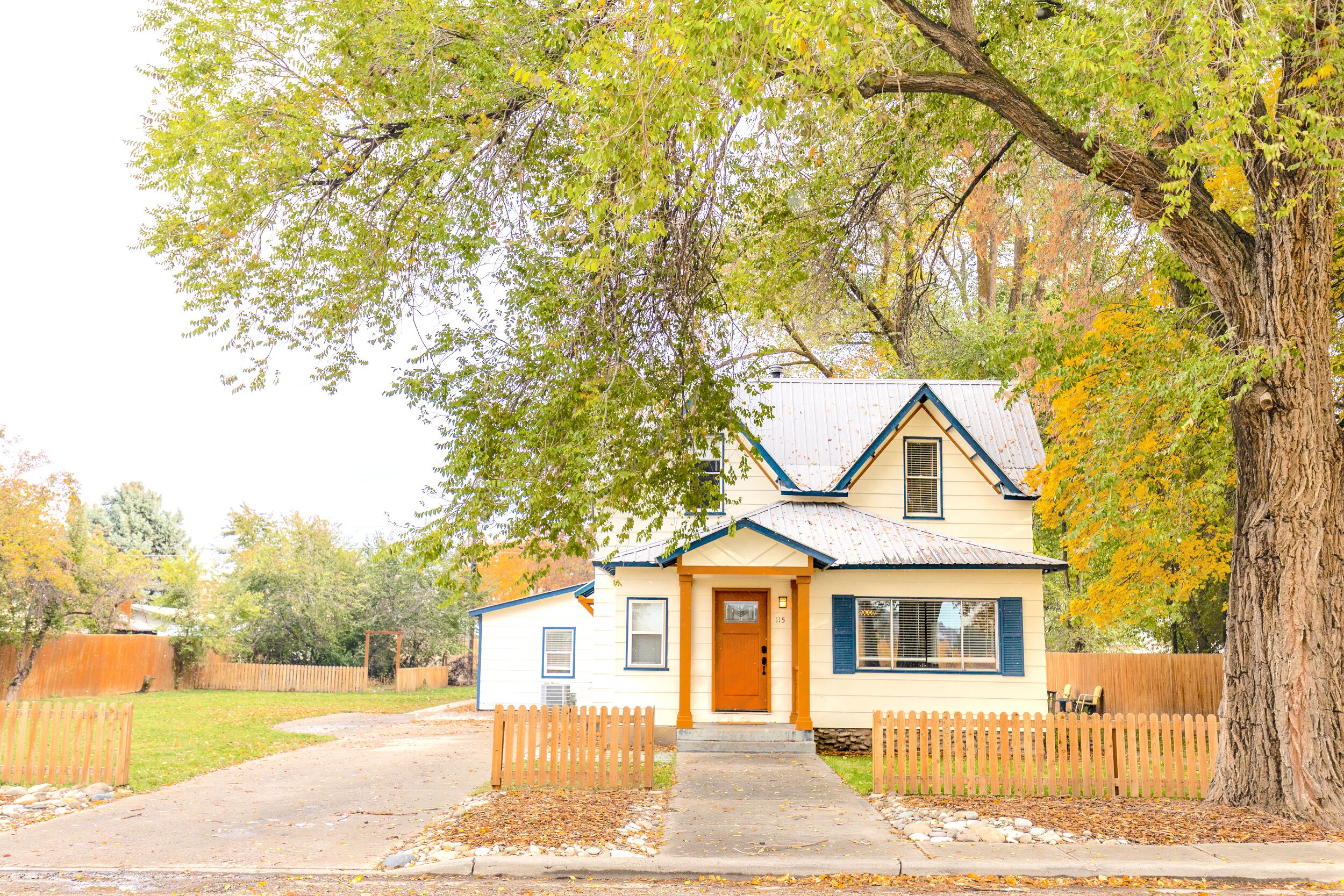The White House on Niagara - Only 1 block from downtown with an orchard view!