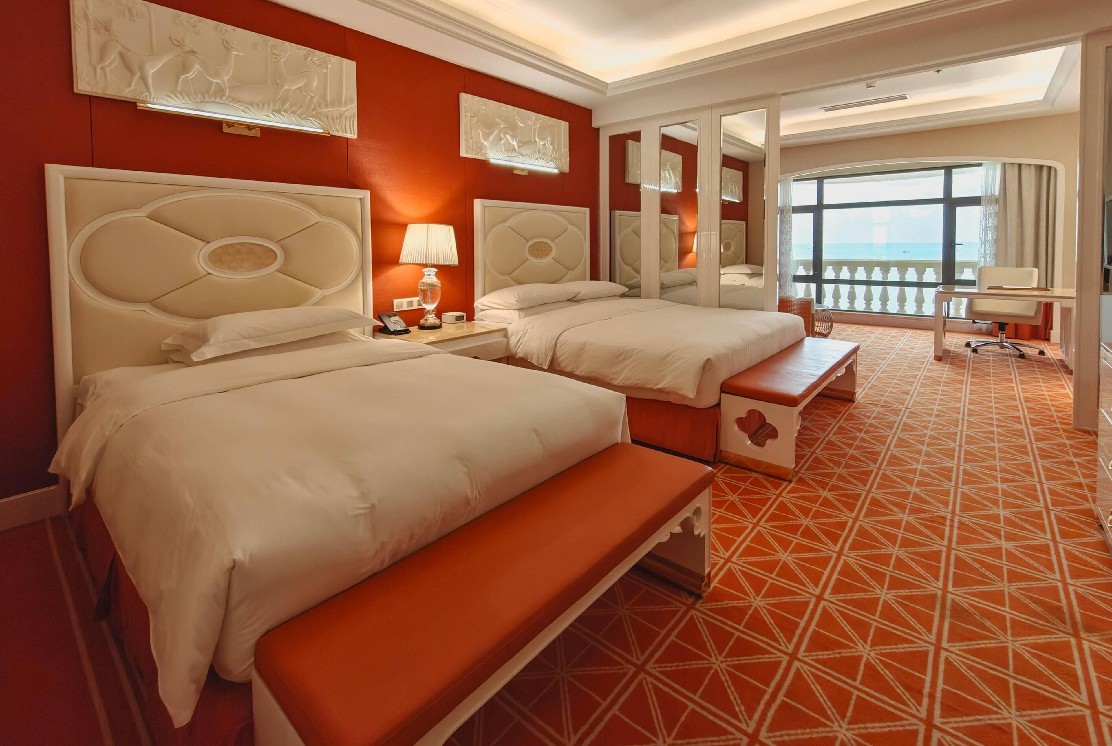 Familie suite, uitzicht op zee (Twin Room) | Luxe beddengoed, pillowtop-bedden, een kluis op de kamer, een bureau