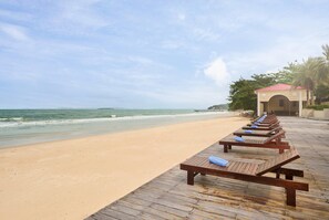 On the beach, sun-loungers, beach umbrellas, beach towels - Ramada by Wyndham Sihanoukville Xinhaohui Palace (Sihanoukville)