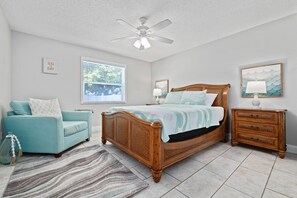 2 habitaciones, escritorio y tabla de planchar con plancha 