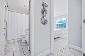 2 bedrooms, desk, iron/ironing board, travel crib - Seasons Greetings Sale (Palm Harbor)