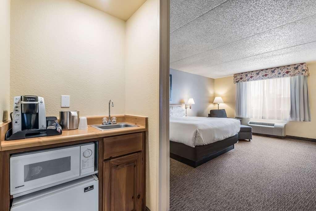 Pet-Friendly Unit with Free Wifi, Free Parking, Pool, and Breakfast!