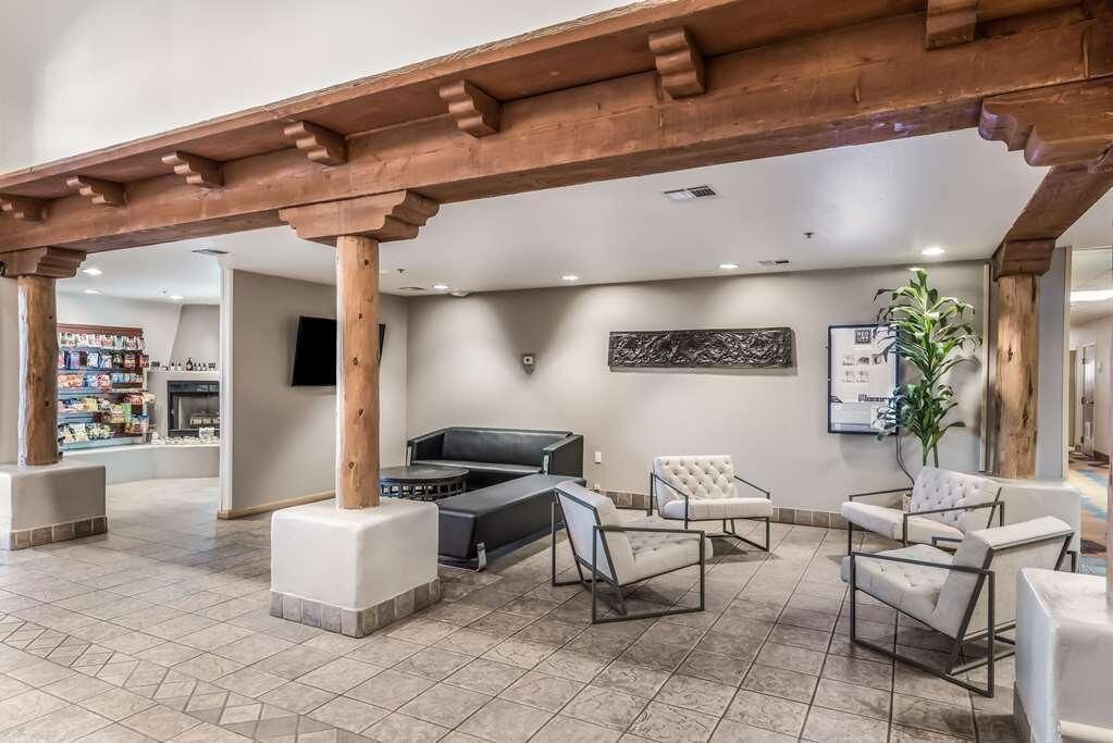 Clean and Modern Unit with Pool, Free Parking, and Breakfast