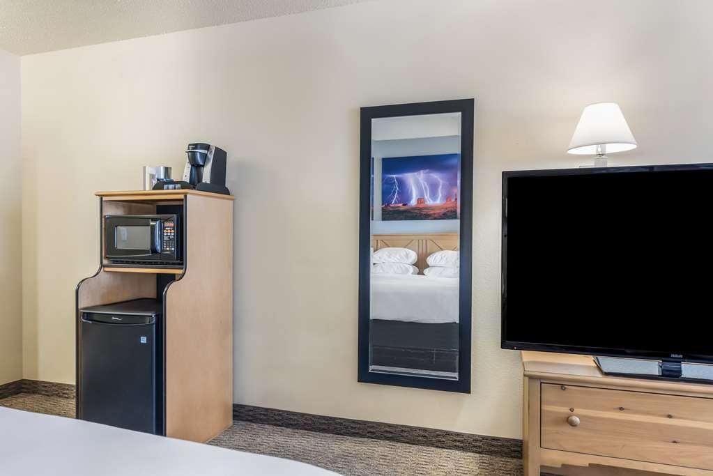 Clean and Modern Unit with Pool, Free Parking, and Breakfast