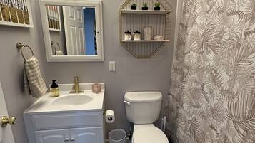 Serviettes fournies, papier toilette