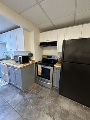 ثلاجة، ميكروويف، فرن، موقد طهي مسطح