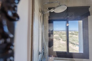 Een douche, handdoeken