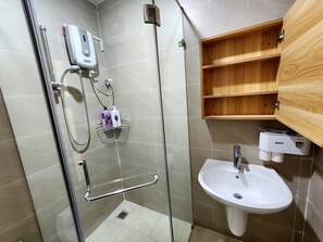 Chuveiro, secador de cabelo, bidê, toalhas de banho