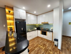 Kjøleskap, mikrobølgeovn, ovn og kaffetrakter/tekoker