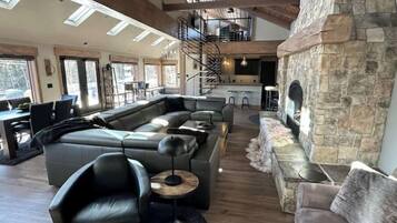 TV connectée, cheminée, lecteur de DVD