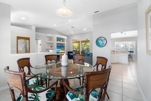 Dining - Secret Access: Two Min Walk to JW/Beach Access ~Beach Gear, Pool, WiFi & More (Marco Island)
