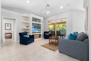Smart TV - Secret Access: Two Min Walk to JW/Beach Access ~Beach Gear, Pool, WiFi & More (Marco Island)