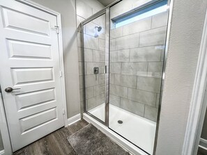 Haartrockner, Handtücher, Seife, Shampoo