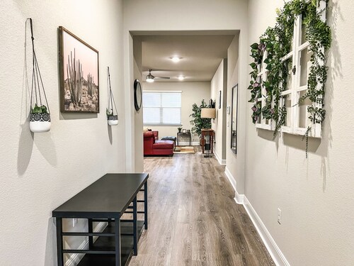 Beautiful 3 Bed 2 Bath Home Nearby Lake