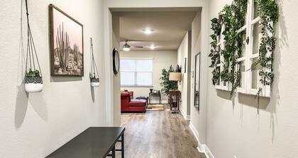 Beautiful 3 Bed 2 Bath Home Nearby Lake