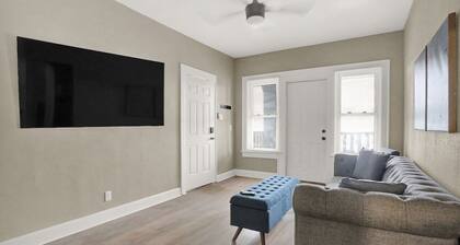 The Kaya Unit 8 · Cozy 2 Bed Downtown-West #8