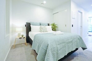 1 chambre, fer et planche à repasser, lit de bébé portatif