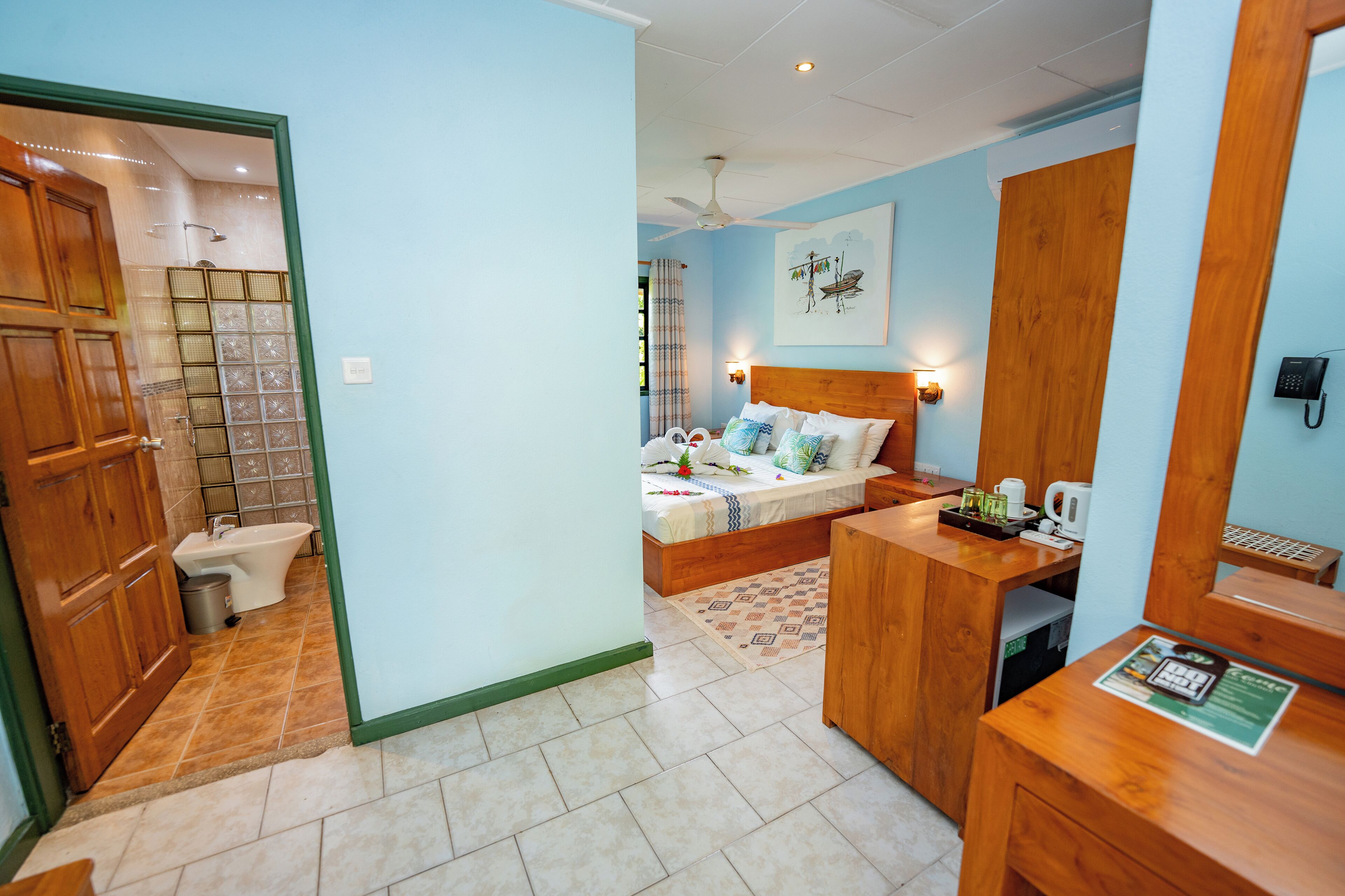 Minibar, free WiFi, bed sheets