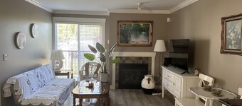 Luxurious King Bed Private Entrance In Ladner 