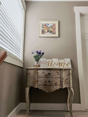 Interior - Luxurious King Bed Private Entrance In Ladner  (Delta)
