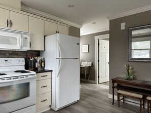 Geladeira, micro-ondas, fogão, cooktop