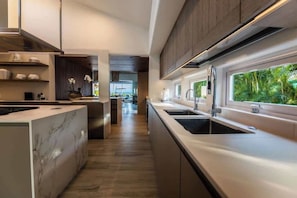 Refrigerador, microondas, horno y parrilla de estufa 